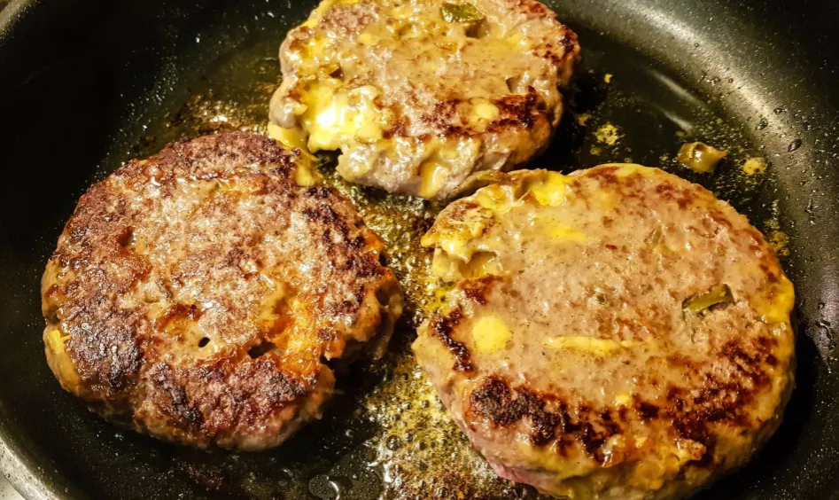 Zdjęcie Kto wymyślił hamburgera? Zaskakująca historia jego powstania