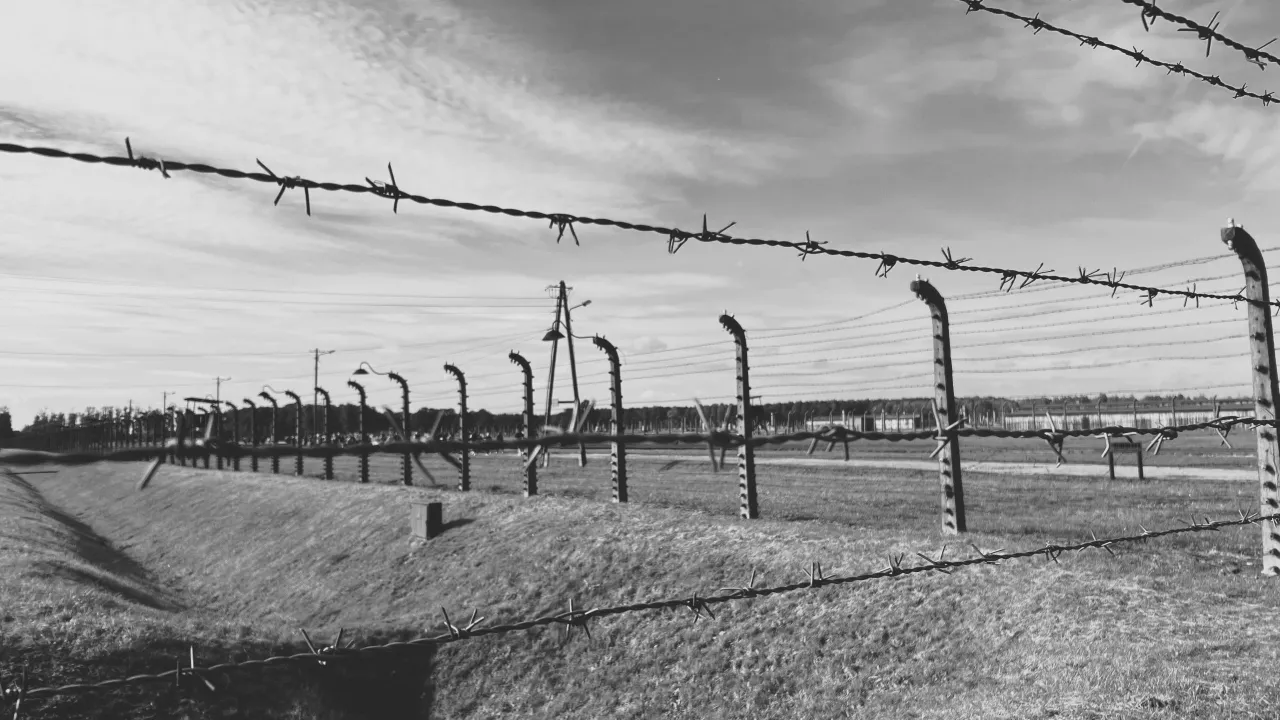 Zdjęcie Ile km z Krakowa do Auschwitz? Sprawdź, jak zaplanować wizytę