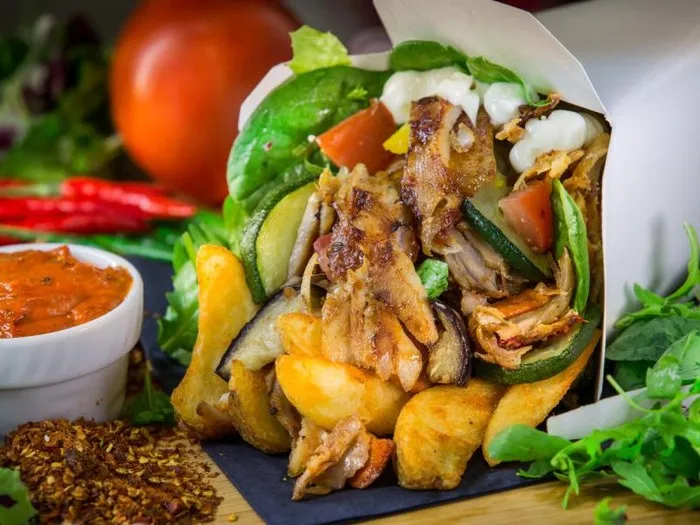 Zdjęcie Ile kcal ma kebab z frytkami? Zaskakujące różnice w kaloriach!