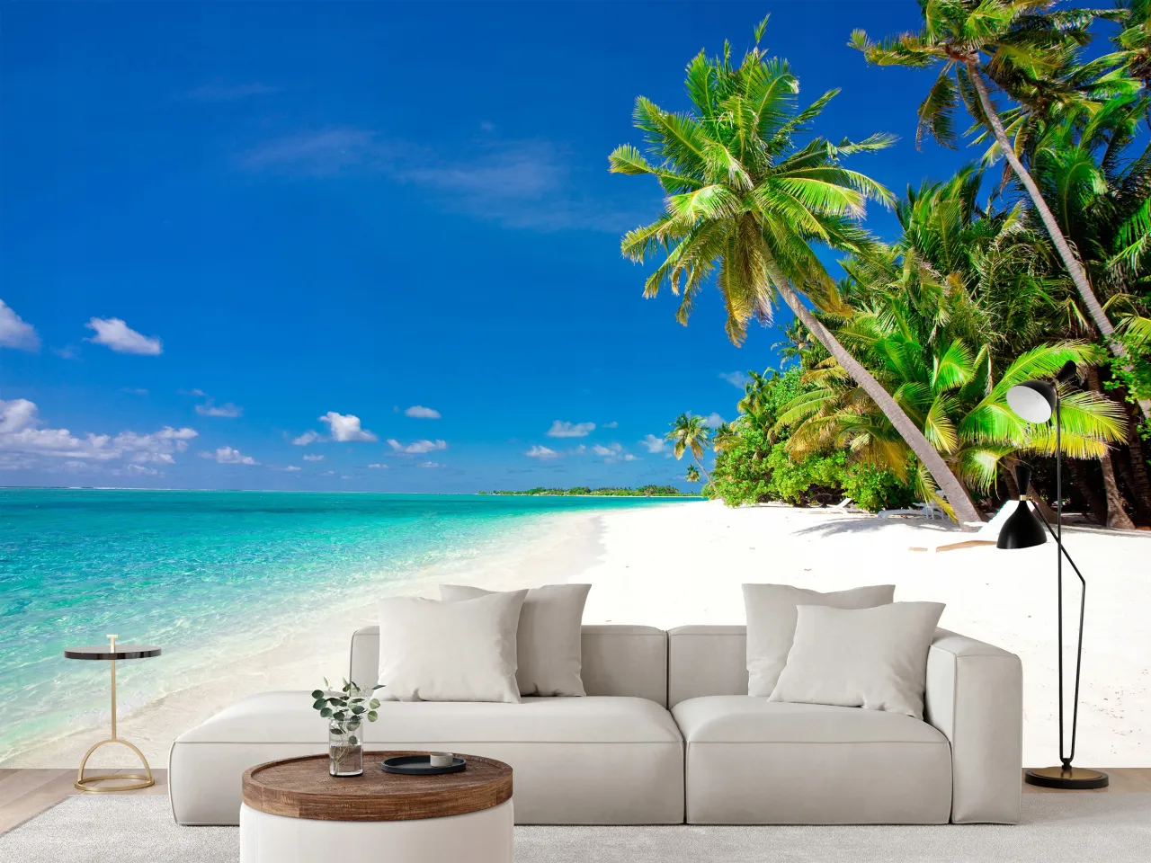 Tropikalna plaża z turkusową wodą i palmami