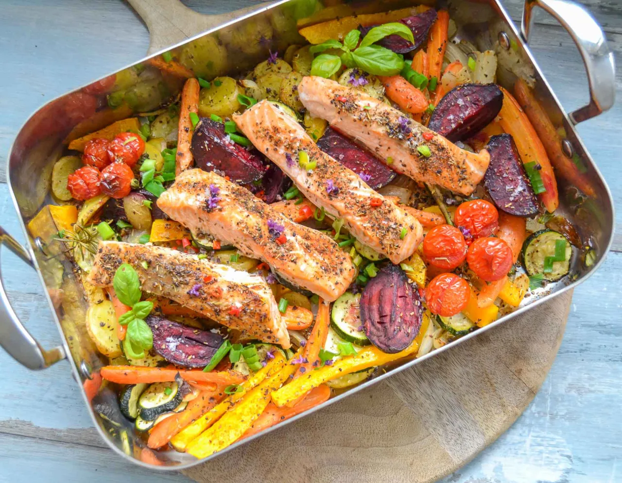 Teller mit buntem, gesundem Hauptgericht wie Lachs mit Ofengem&uuml;se