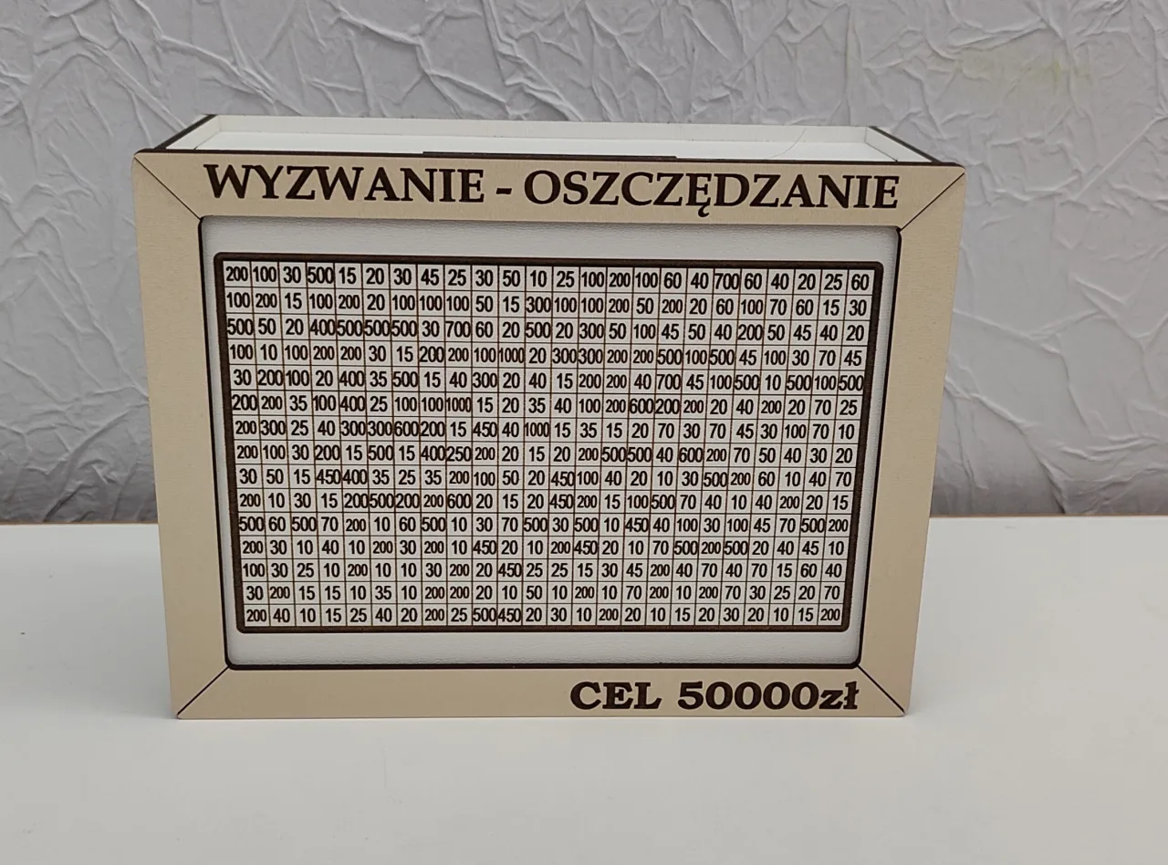 Drewniana skarbonka z tabelą wyzwań oszczędzania dla dziecka. Cel: 50000zł.