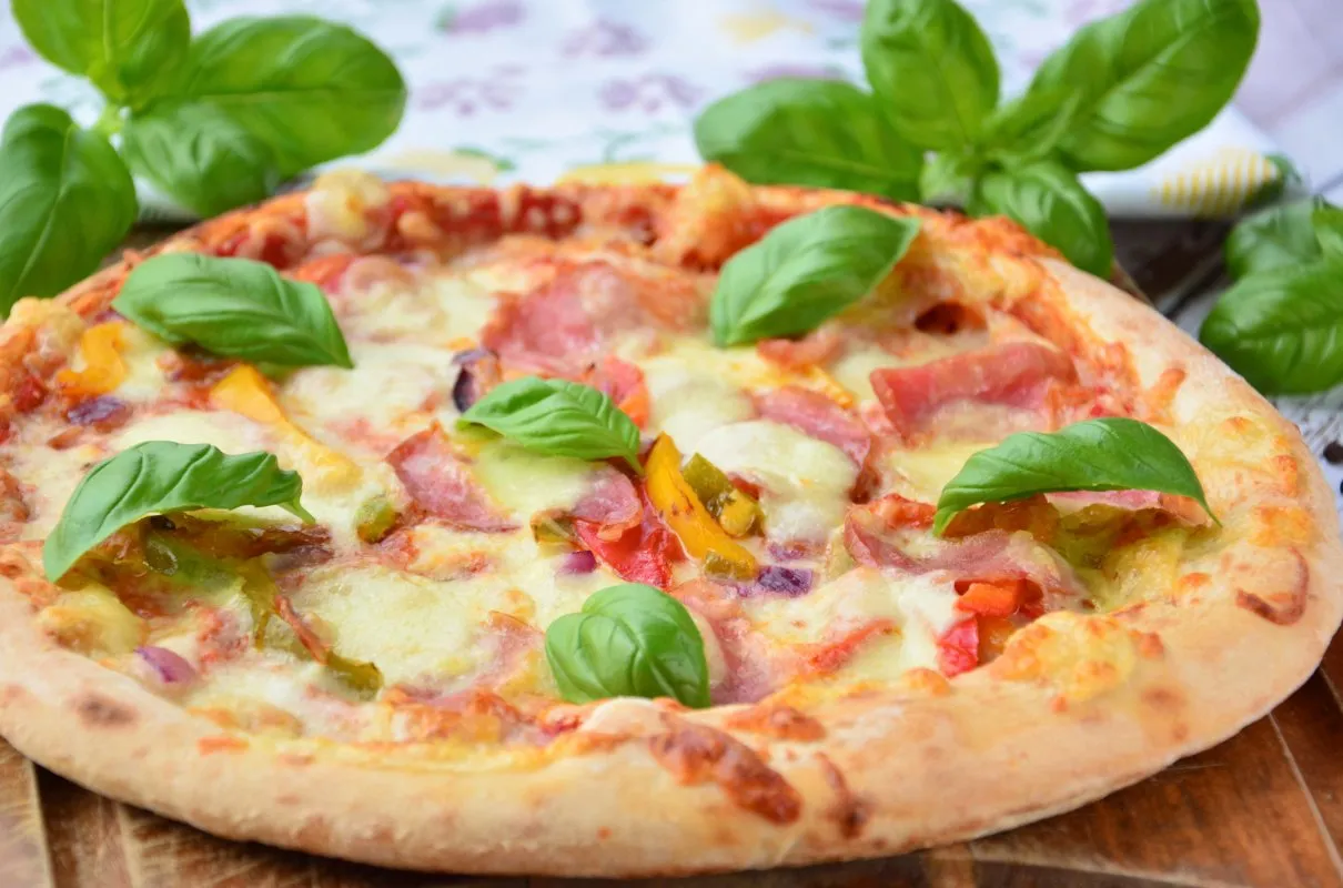 pizza z idealną ilością sera mozzarella
