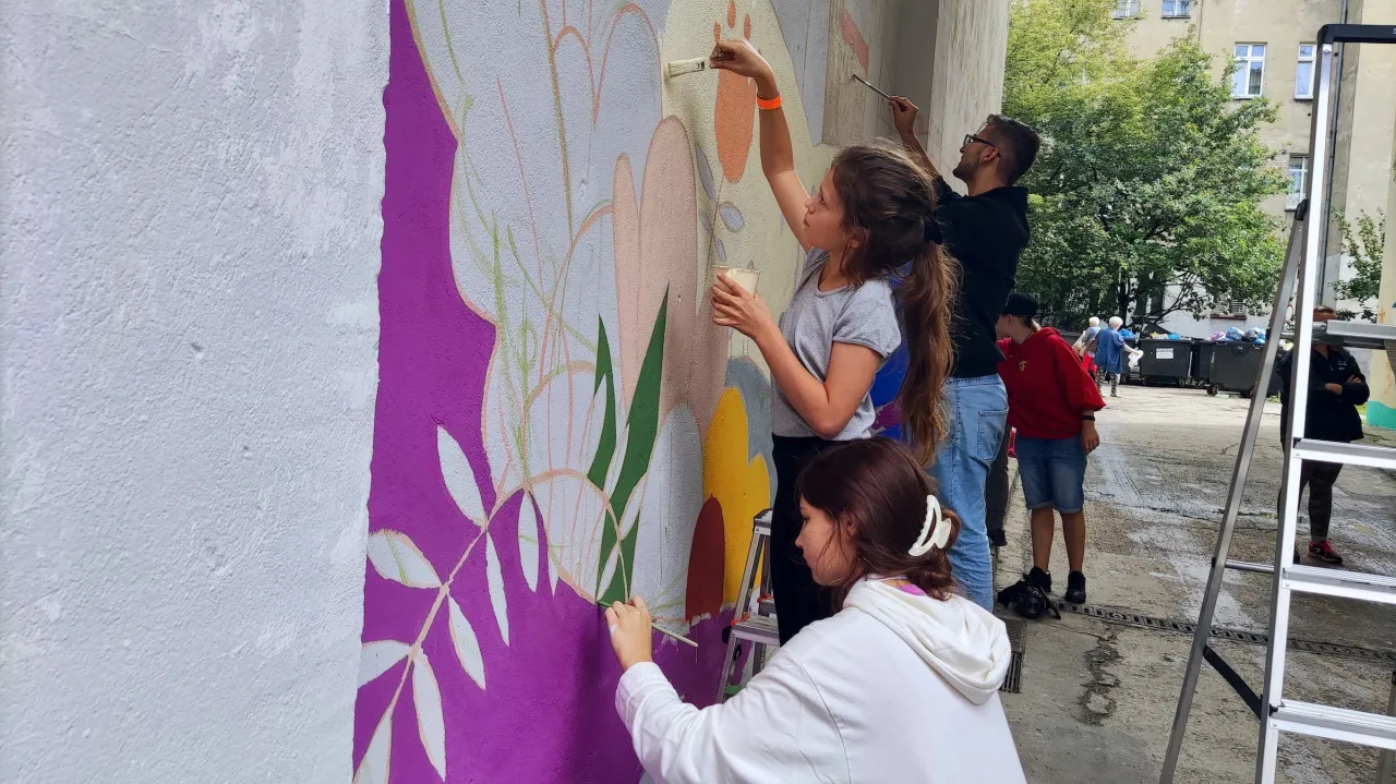 dzieci malujące mural w ramach projektu edukacyjnego