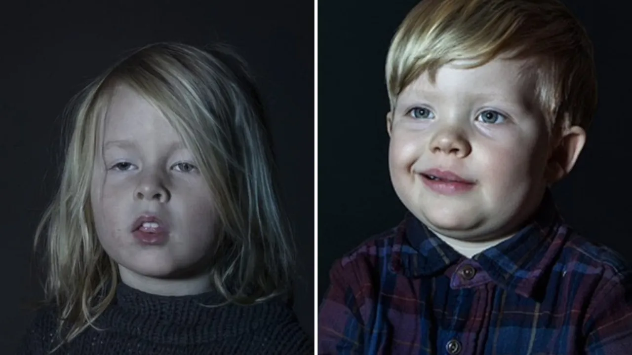 Dwa dzieci patrzą w kamerę. Kiedy dziecko może zacząć oglądać bajki?