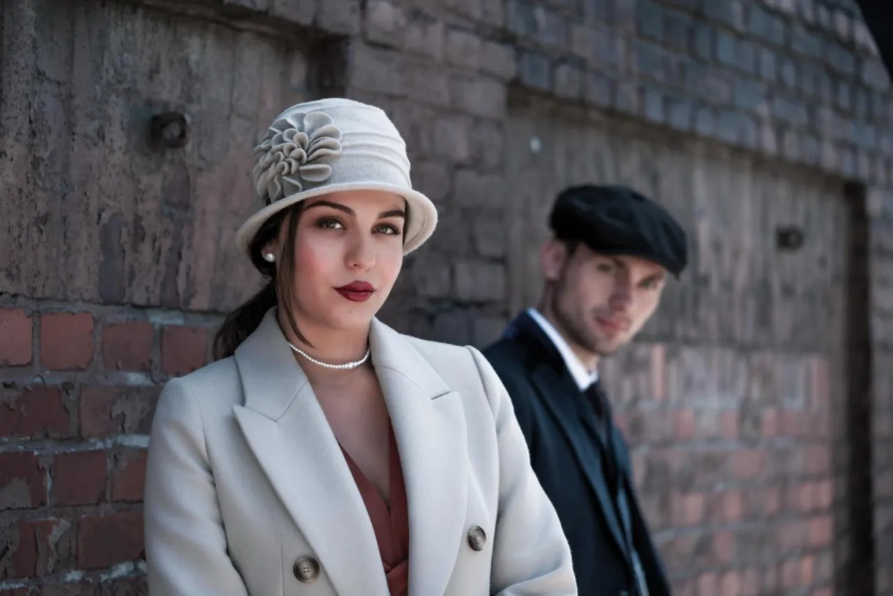 Moderne Frau mit 20er Jahre Accessoires im Alltag