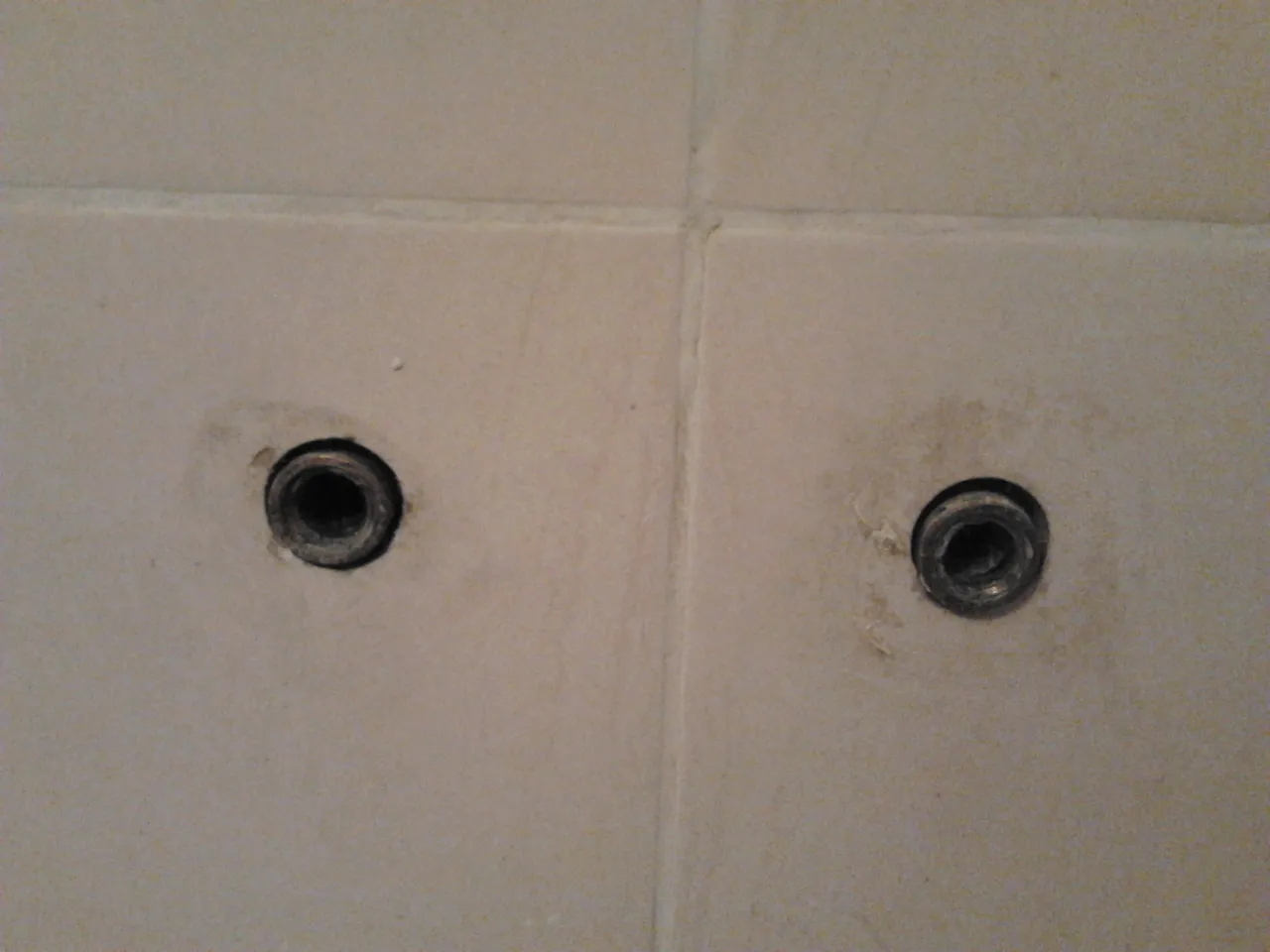 Uszkodzona śruba w płycie wiórowej