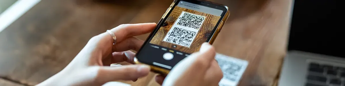 osoba skanująca kod QR telefonem
