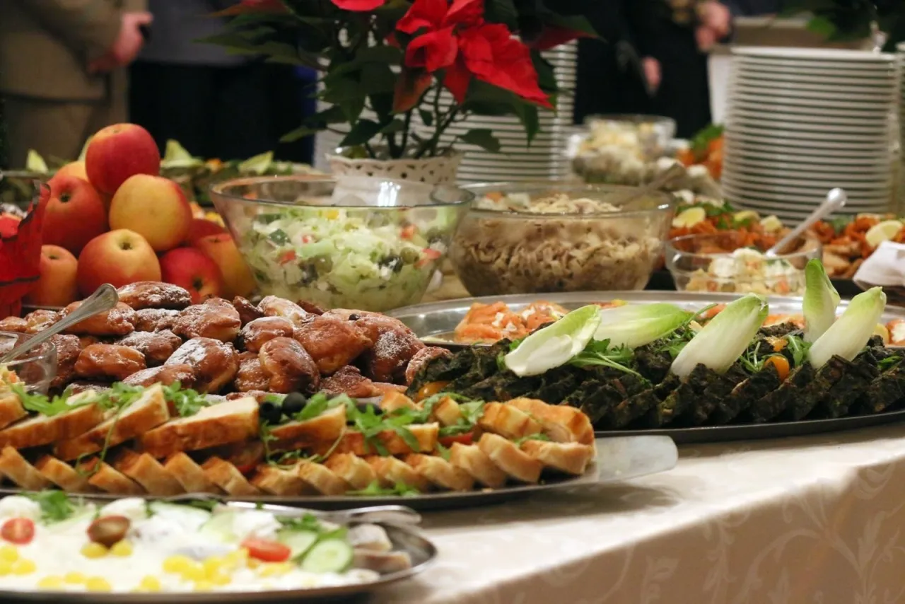 Obfity st&oacute;ł z pysznymi, zdrowymi przepisami na święta bożego narodzenia: sałatki, pieczywo, ryby i owoce.