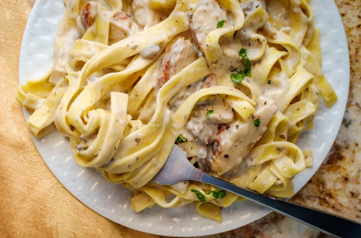 Filet z kurczaka z sosem