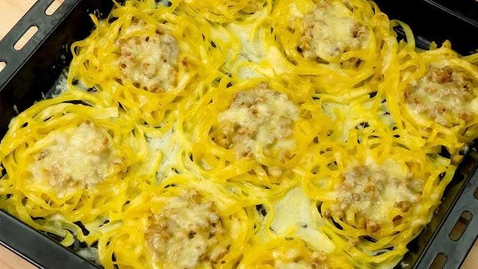 Nidos de tallarines frescos enharinados listos para cocinar o secar