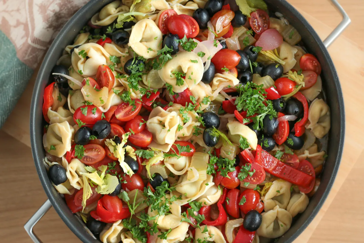 sałatka z tortellini i warzywami