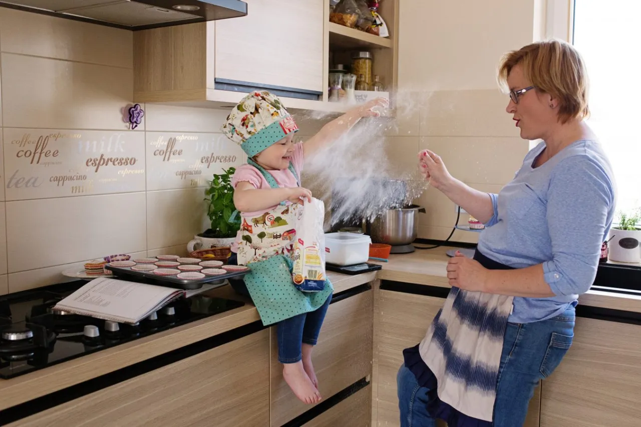 dziecko w kuchni bezpieczne gotowanie