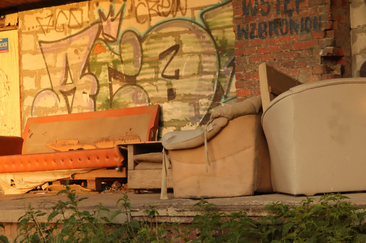 stare meble do wyrzucenia