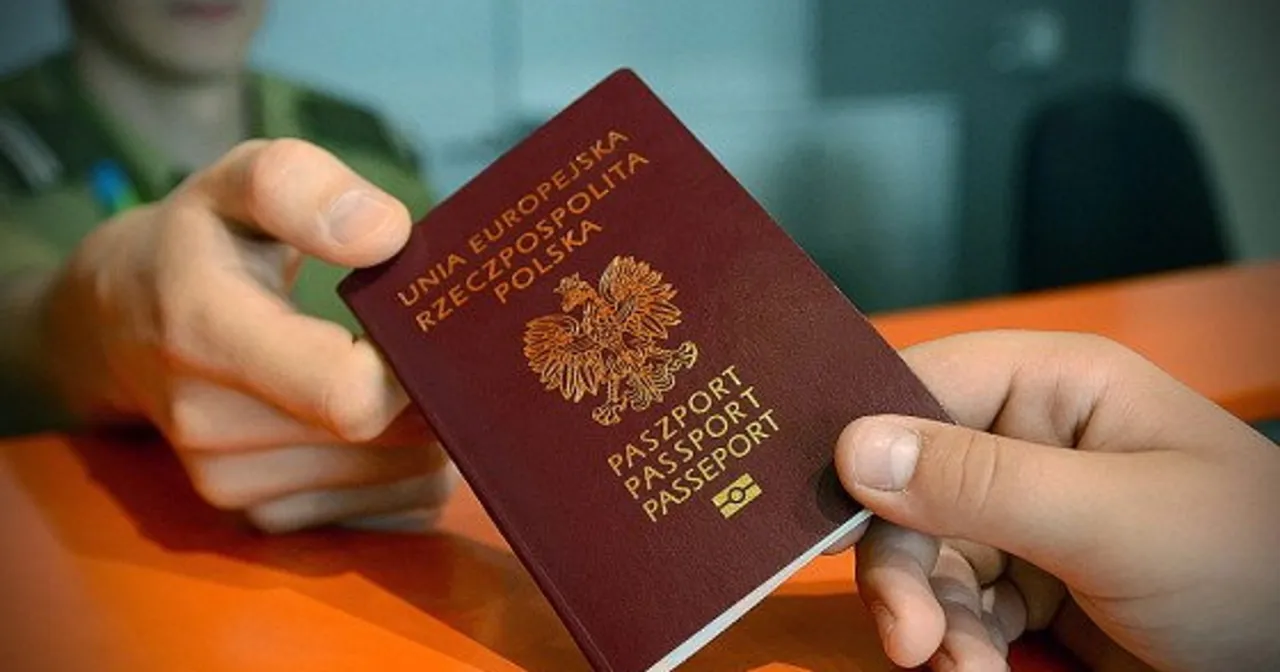 dwoje rodziców podejmujących decyzję z dokumentami w ręku