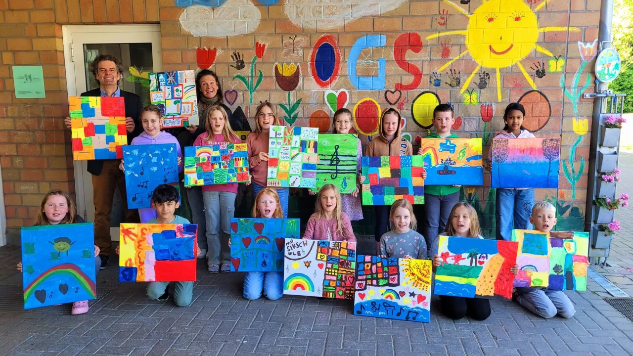 Kinder malen oder musizieren in einem Schulprojekt NRW