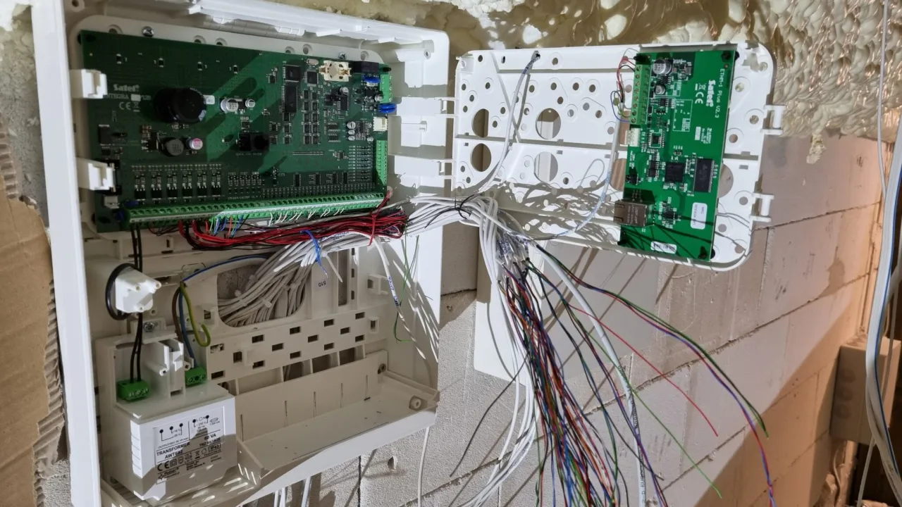 Centrala alarmowa Sateł Integra z modułem ETHM-1 Plus. Wiele przewodów, zasilacz. Jak wyłączyć alarm w domu? To skomplikowane.