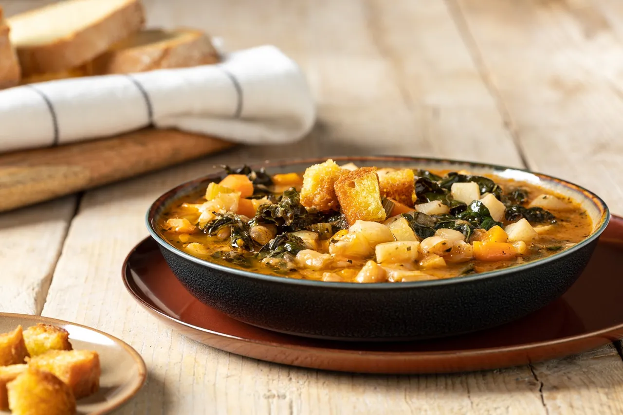 Minestra di pane con cavolo nero e fagioli