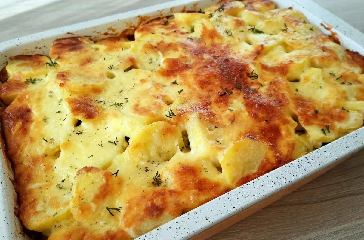 zapiekanka ziemniaczana z brokułami i serem