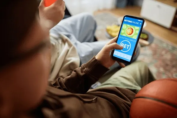 Personas viendo baloncesto en diferentes dispositivos