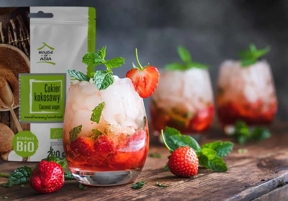 Bezalkoholowe drinki truskawkowe z miętą i cytryną