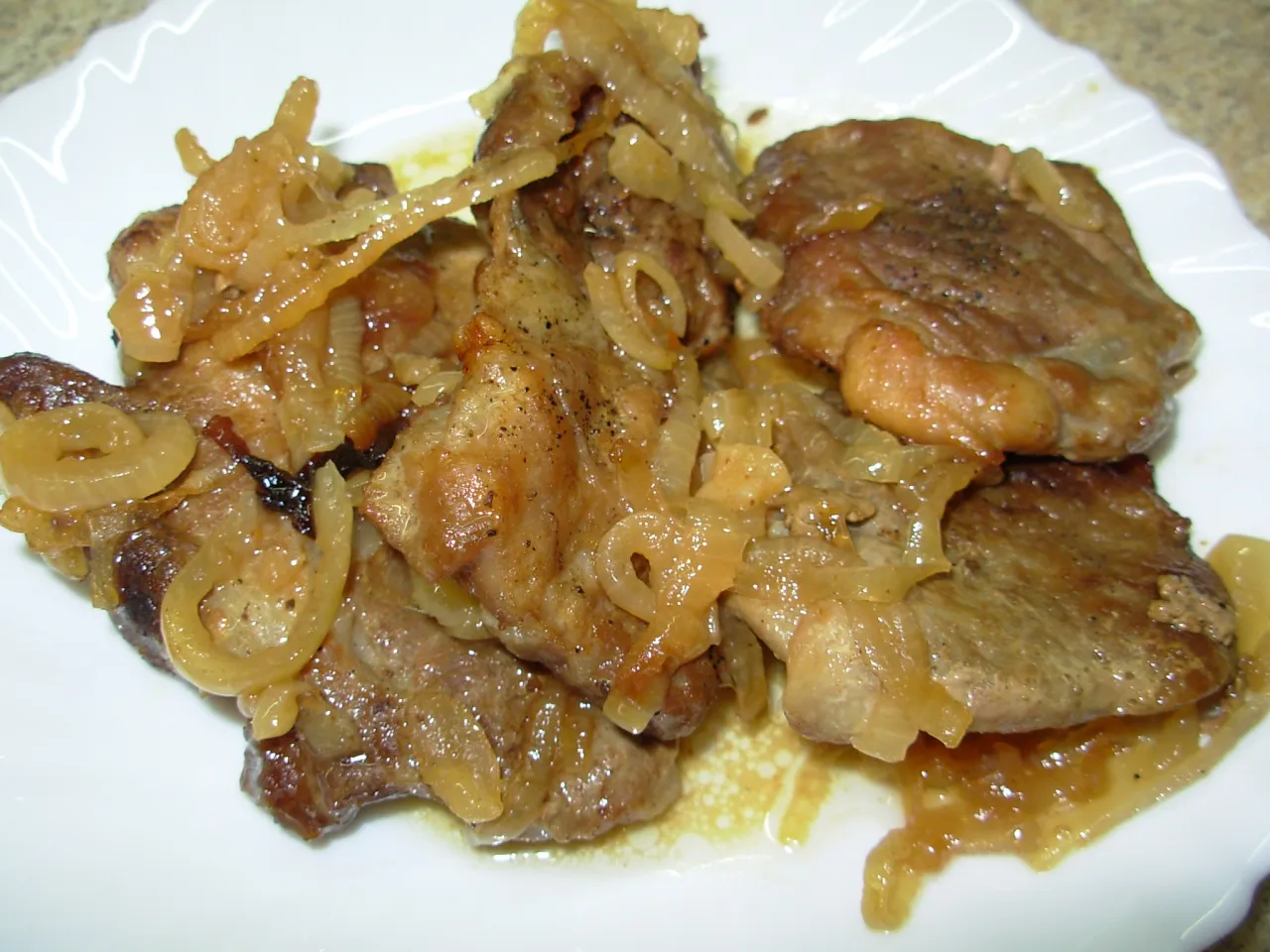 kark&oacute;wka duszona w sosie z cebulą