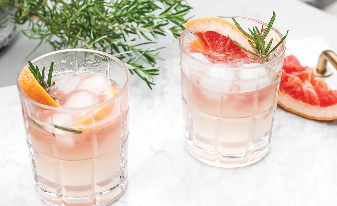 kreatywne drinki z grejpfrutem i nietypowymi dodatkami