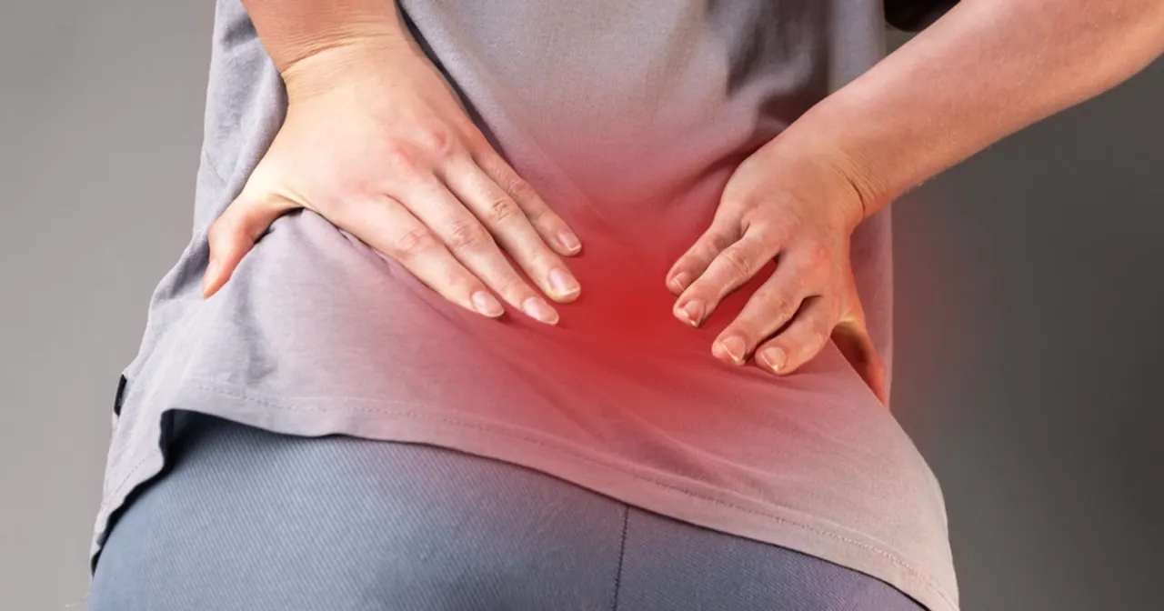 Osoba z bólem kręgosłupa, szukająca informacji o tym, jakie leki na kręgosłup mogą pomóc.