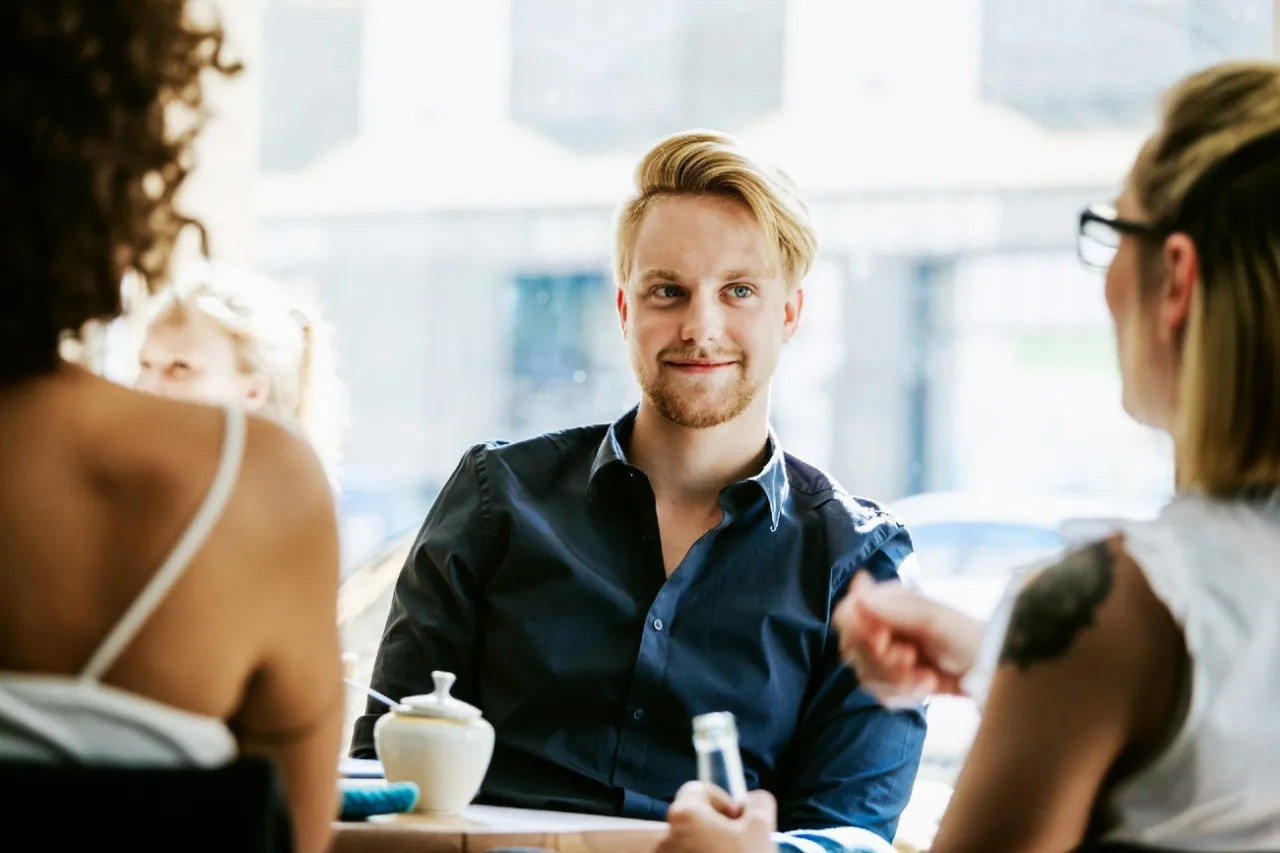 Mowa ciała mężczyzny podczas flirtu