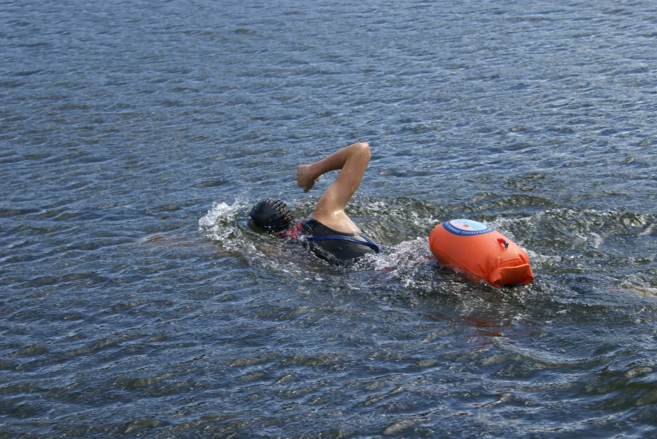 pływak z bojką asekuracyjną na otwartej wodzie