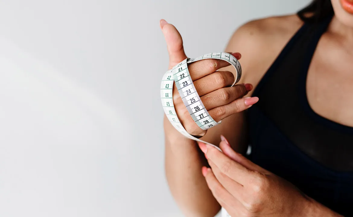 miarka krawiecka, stanik do mierzenia, kobieta mierząca biust