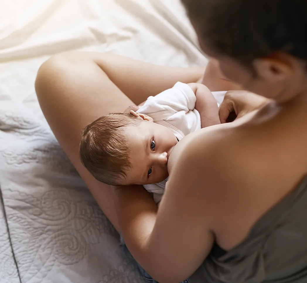 niemowlę szukające piersi wczesne oznaki głodu