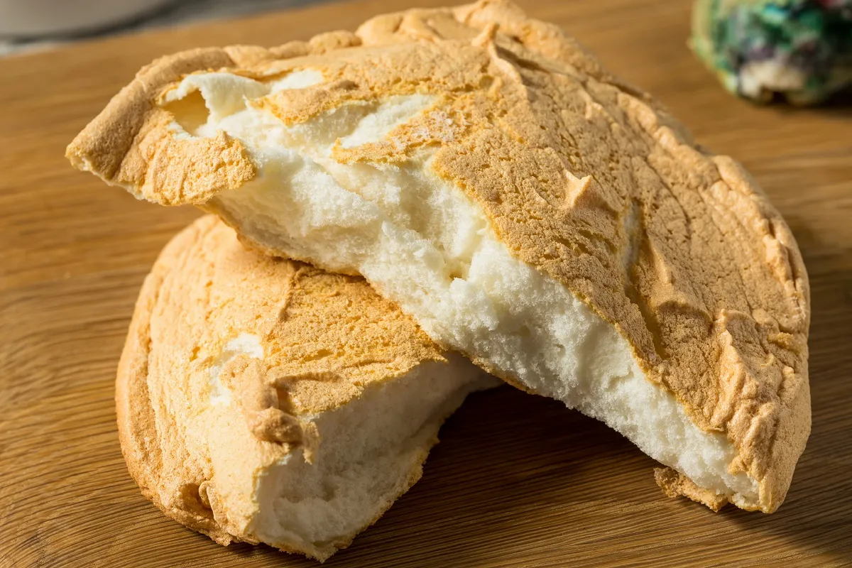 puste półki sklepowe chleb chmurka