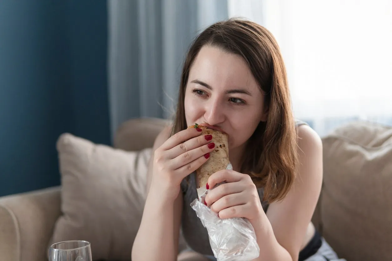kobieta w ciąży jedząca kebab z rozwagą