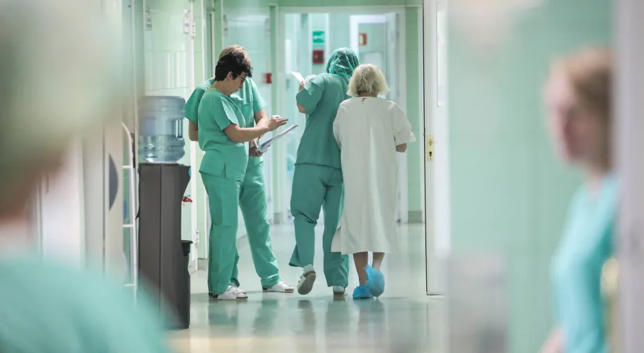 Lekarz rezydent w szpitalu