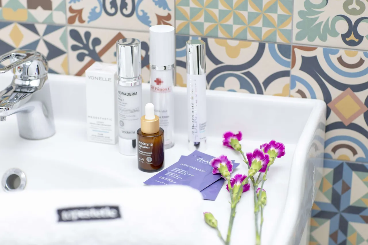 jak prawidłowo nakładać serum z kwasem hialuronowym