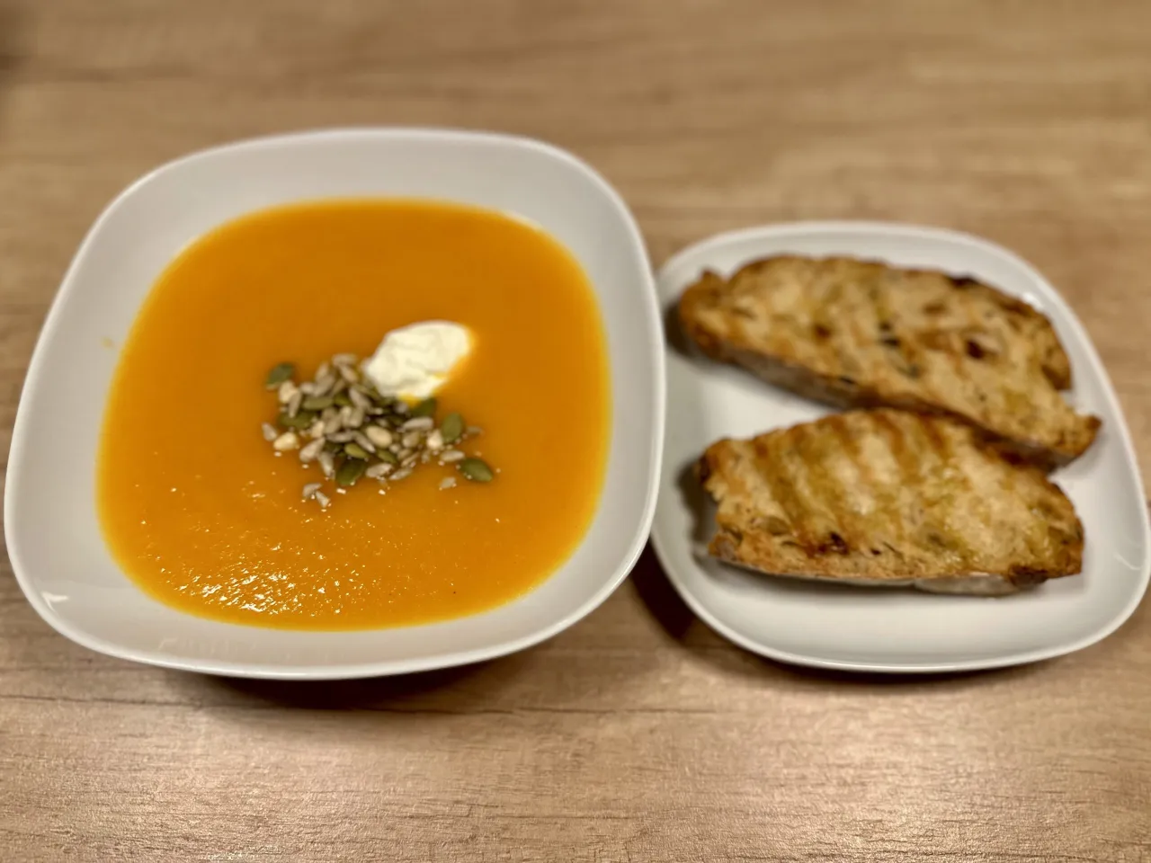 zupa dyniowa z prażonymi pestkami i grzankami