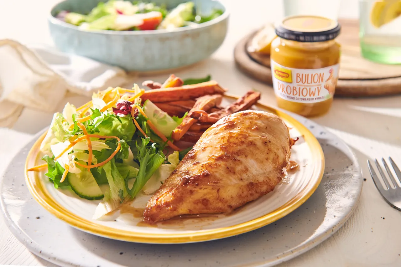 soczysta pierś z kurczaka na patelni