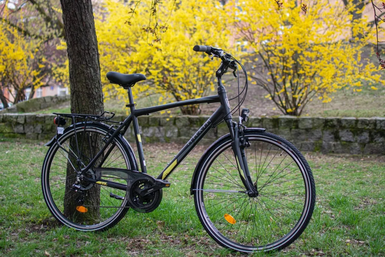 Czarny rower trekkingowy, idealny wyb&oacute;r, jeśli szukasz roweru trekkingowego do 3000 zł.