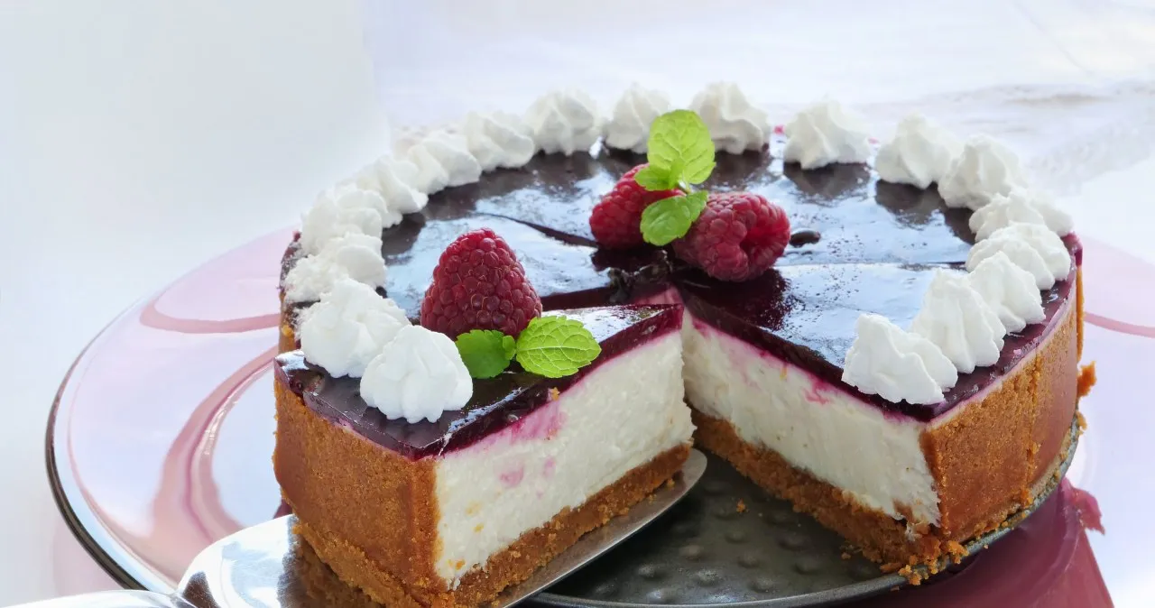 Pęknięty sernik z polewą owocową