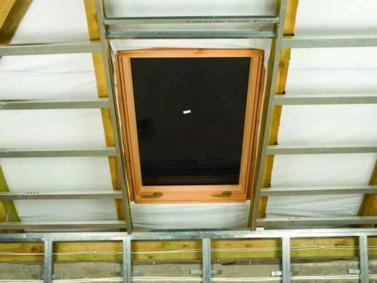 Obr&oacute;bka okna dachowego karton gipsem przekr&oacute;j