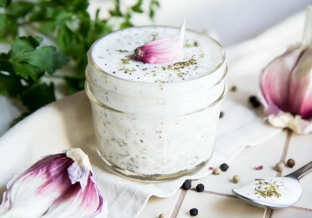jogurtowy sos czosnkowy sałatka