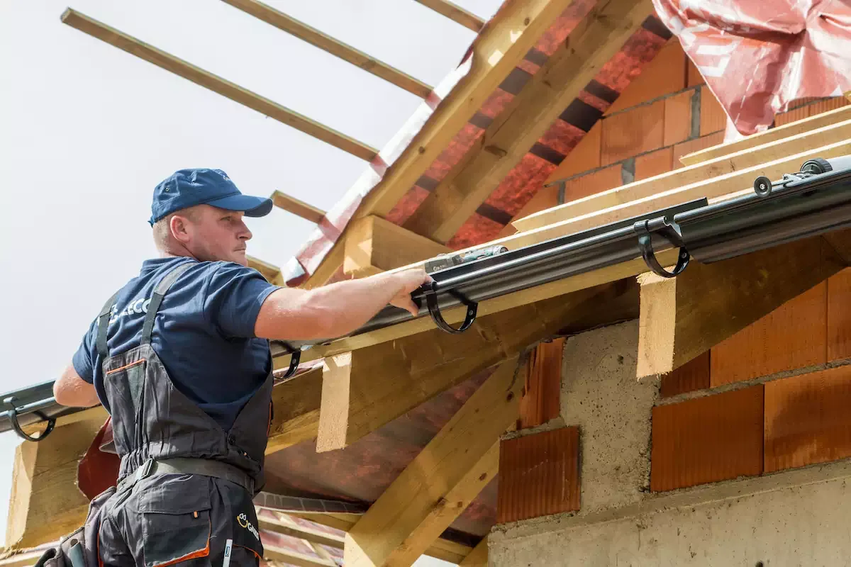 montaż rynny spadek sznurek