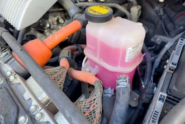 Zdjęcie Czy płyn do chłodnicy można mieszać z wodą? Oto, co musisz wiedzieć