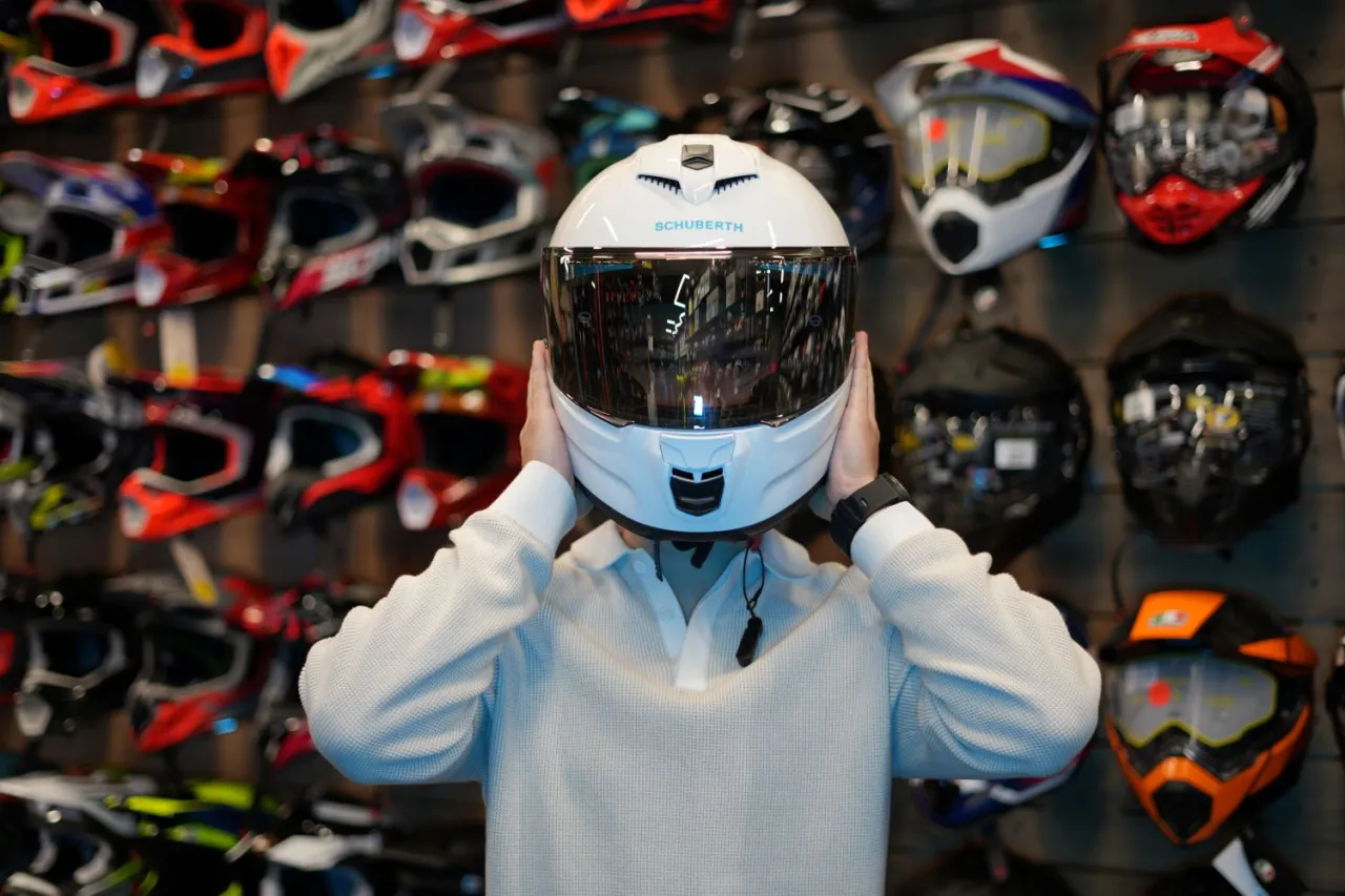 kask motocyklowy cechy budowa