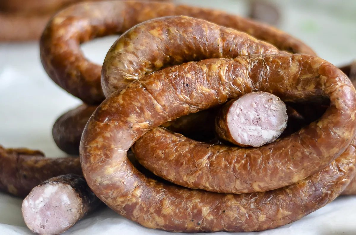 różne rodzaje mięsa na kiełbasę domową