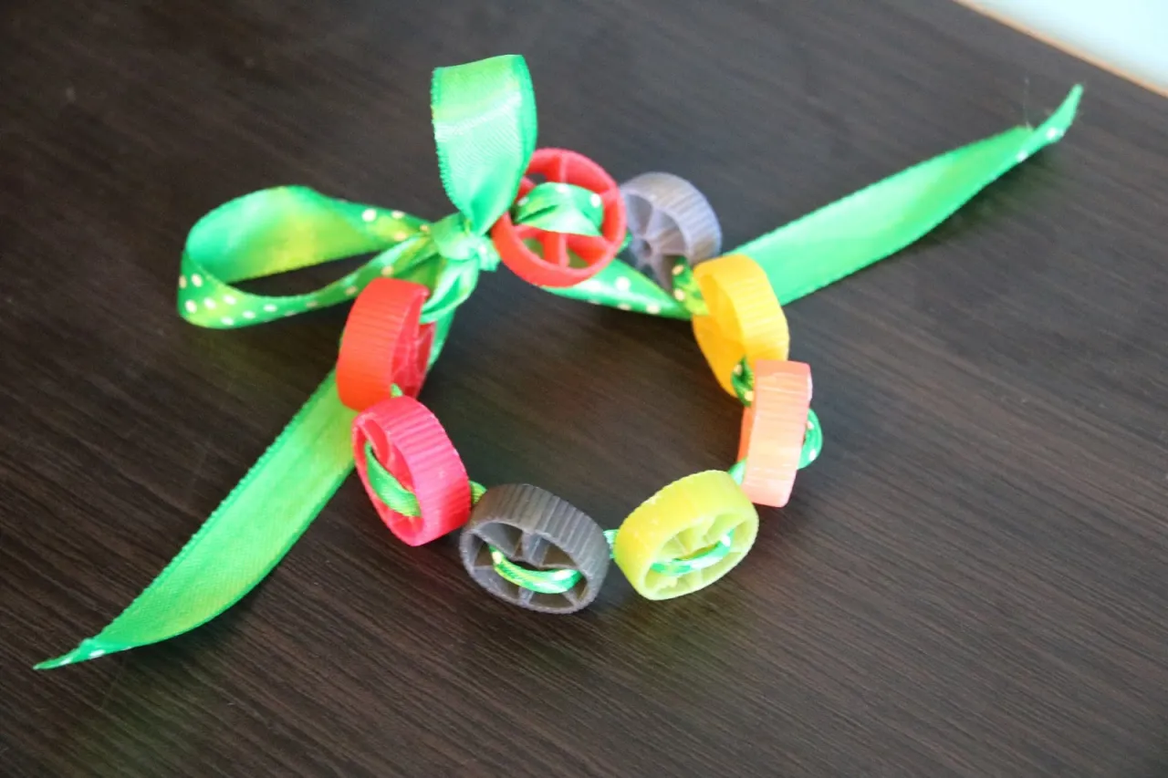 plastyka eko recykling dla dzieci malowane kamienie biżuteria z makaronu