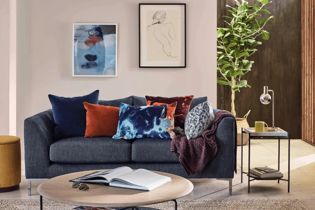 poduszki i pledy do ciemnoszarej kanapy