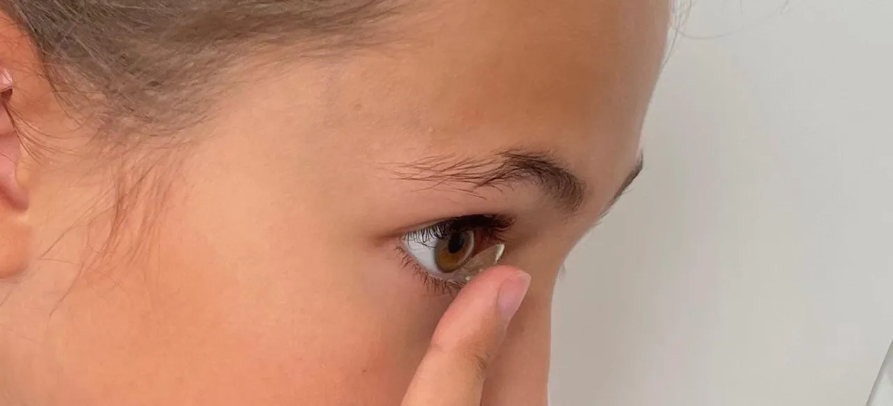 dziecko w soczewkach ortokorekcyjnych lub specjalistycznych do kontroli kr&oacute;tkowzroczności