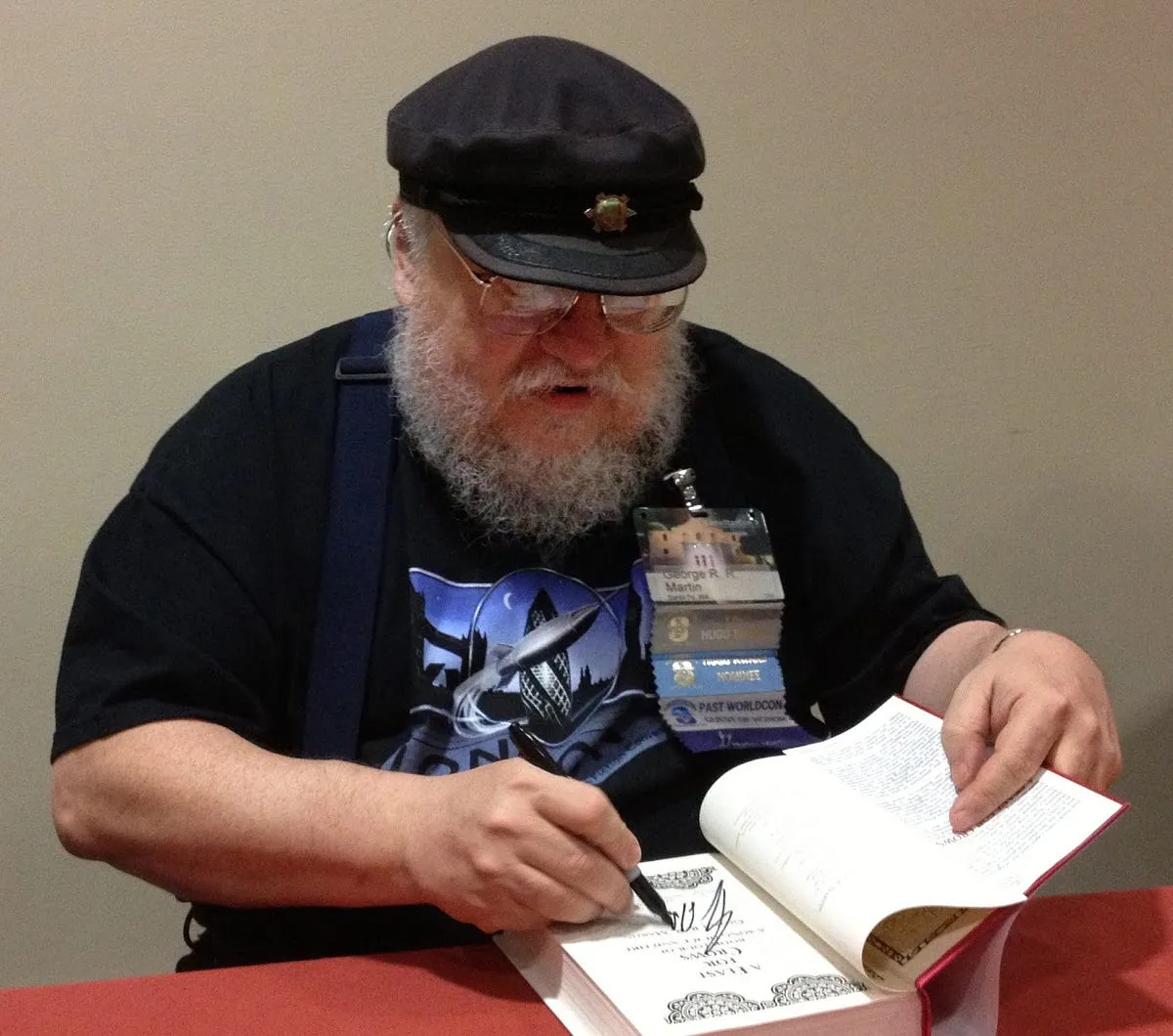 George R. R. Martin pisze przy biurku